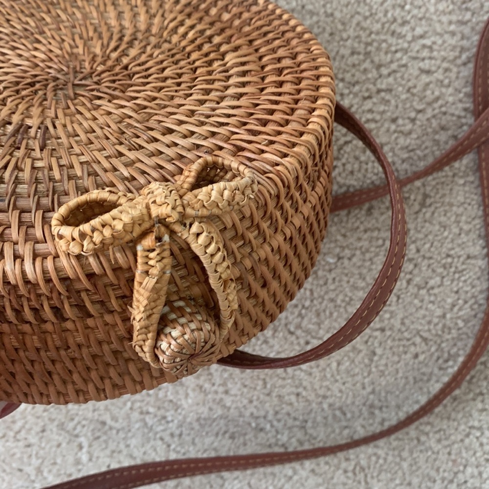 Small round wicker purse, crossbody, like new - Picture 3 of 4